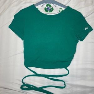 Alo Yoga Ribbed Manifest Short Sleeve & Ribbed Manifest Bra in Green Emerald